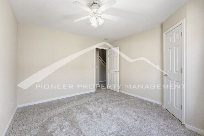 Building Photo - Spacious Townhouse with Central AC and Was...