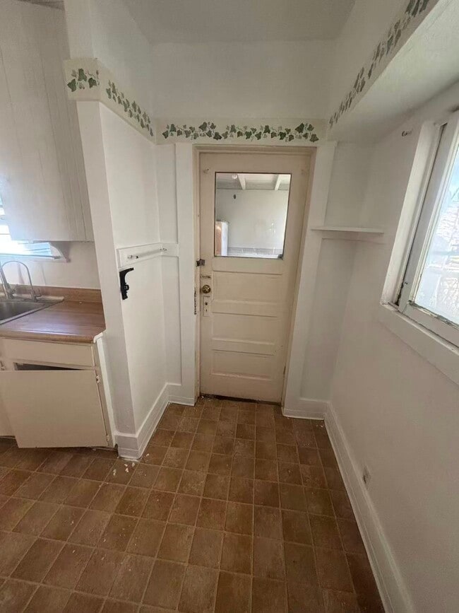 Building Photo - 216 S Almansor St