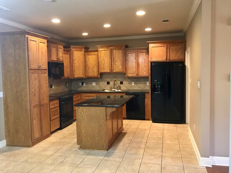 Granite countertops, all appliances included - 11510 Southfork Ave