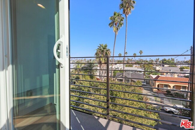 Building Photo - 803 N Harvard Blvd