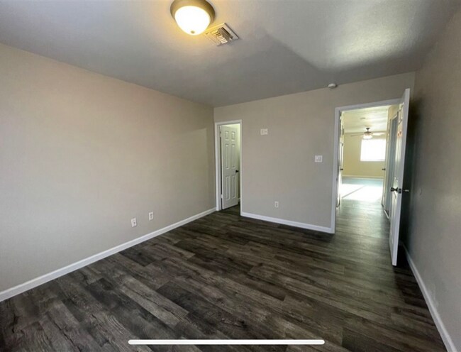 Building Photo - 1206 W 20th Pl