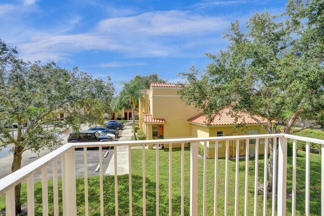 Building Photo - Townhouse with 2 Beds, 2.5 Baths, In-Unit Washer/Dryer