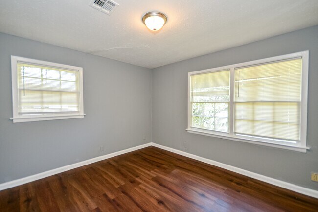 Building Photo - 4244 Sunshine Dr