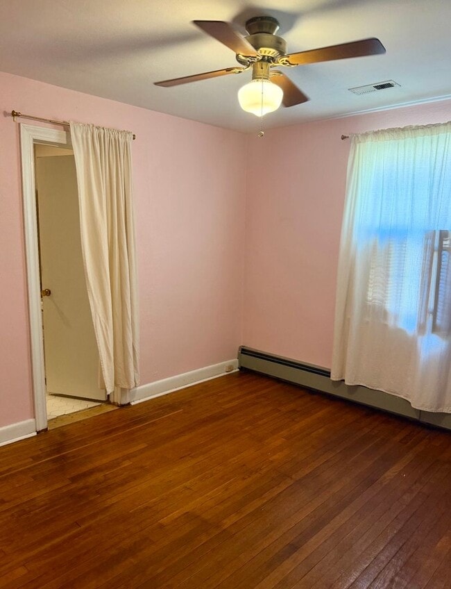 Building Photo - 5 Bed 2 Bath Home for Rent in Chesapeake!