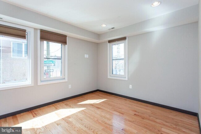 Building Photo - 2553 Montrose St
