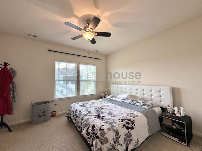 Building Photo - 724 Phalarope St