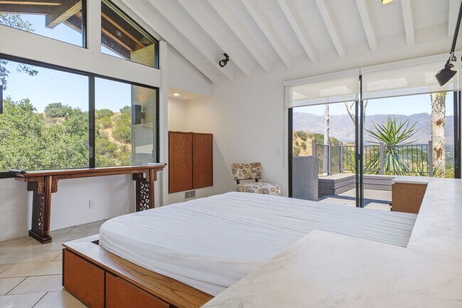 Building Photo - 1255 Rancheros Rd