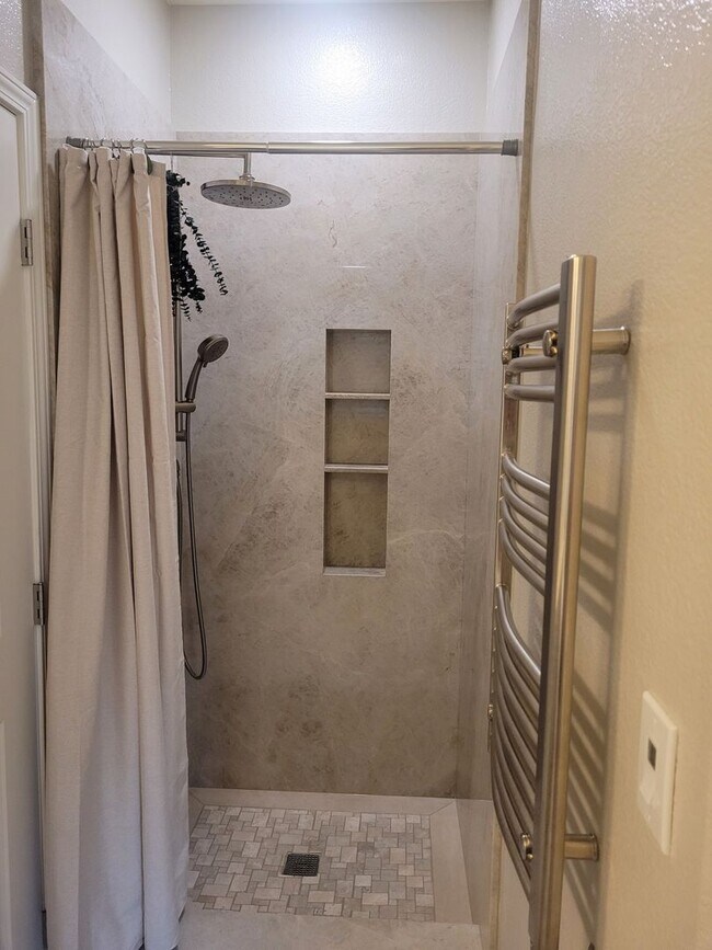 Building Photo - BEAUTIFUL - UPGRADED - LAMINATE FLOORING -...