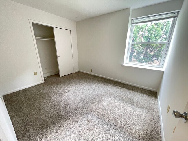 Building Photo - Perfectly located, quiet apartment complex just south of UNC, for graduate / med students - Inclu...