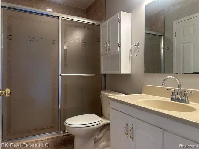 Building Photo - 2824 Roundtree Dr