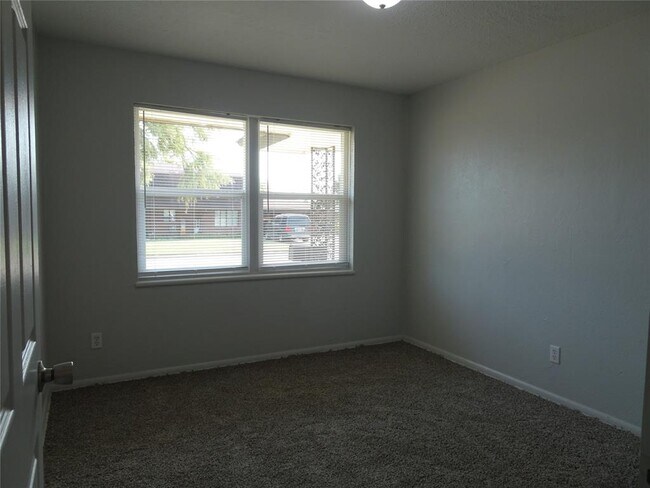 Building Photo - 2305 Maple Dr