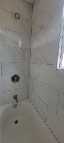 Building Photo - 1048 E 5th St