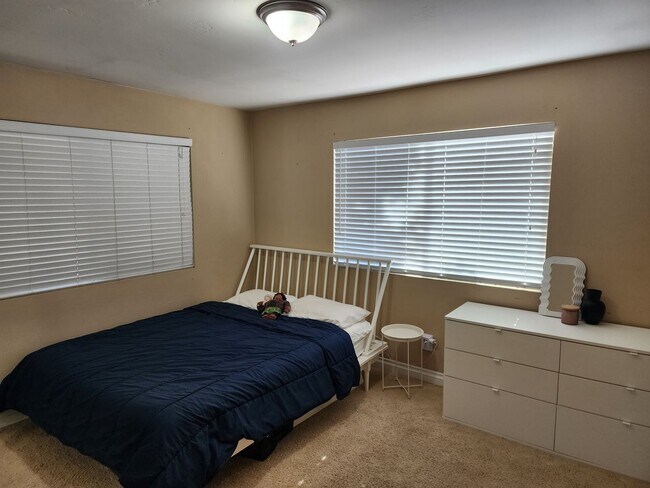 Building Photo - Upstairs end unit with AC and a private entrance 2 bedroom condo in a quiet area of Spring Valley...