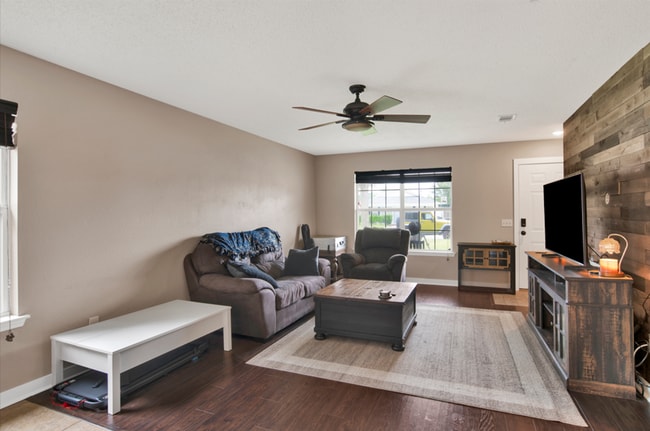 Building Photo - 3 Bed 2 Bath Home in Desired Neighborhood in West Pensacola