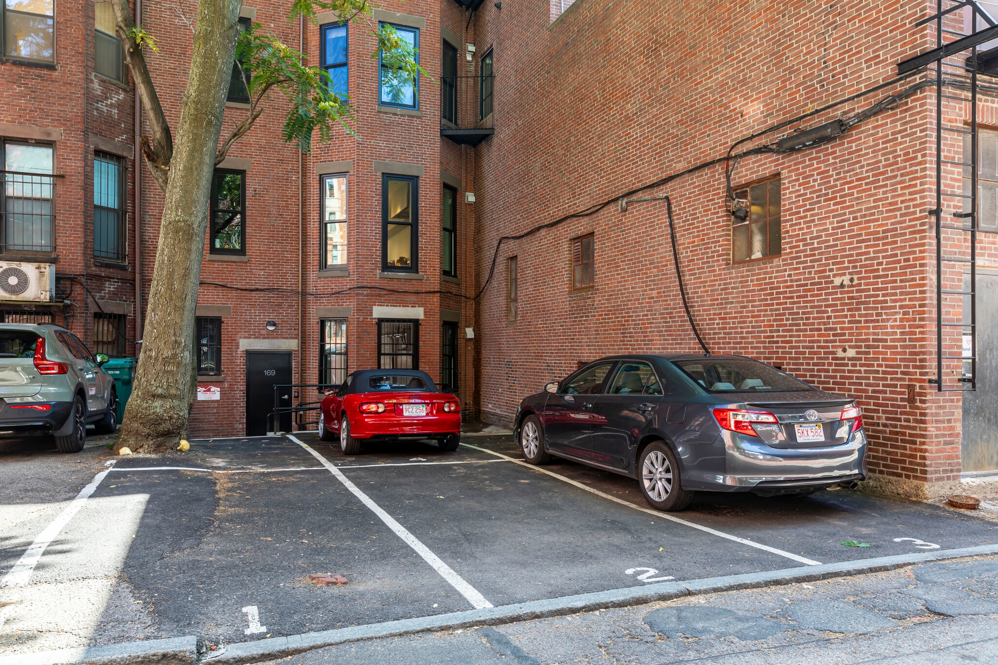 Building Photo - 169 Newbury St