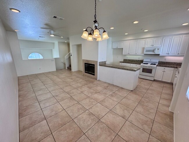 Building Photo - Spacious 3 Bedroom 2.5 Bathroom Condo in t...