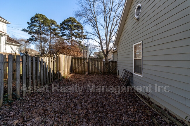 Building Photo - 1405 Wenlock Rd