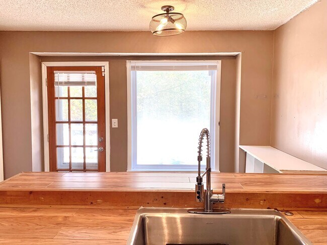Building Photo - 3401 Oak Lawn Dr