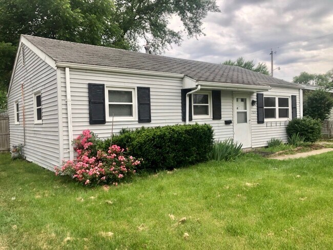 Building Photo - Quaint, cozy north side single family home!