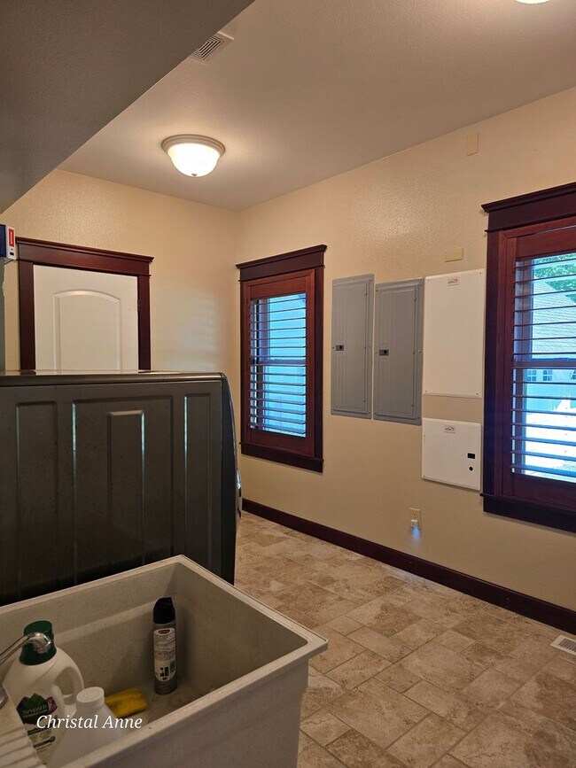 Building Photo - Beautiful Custom built home