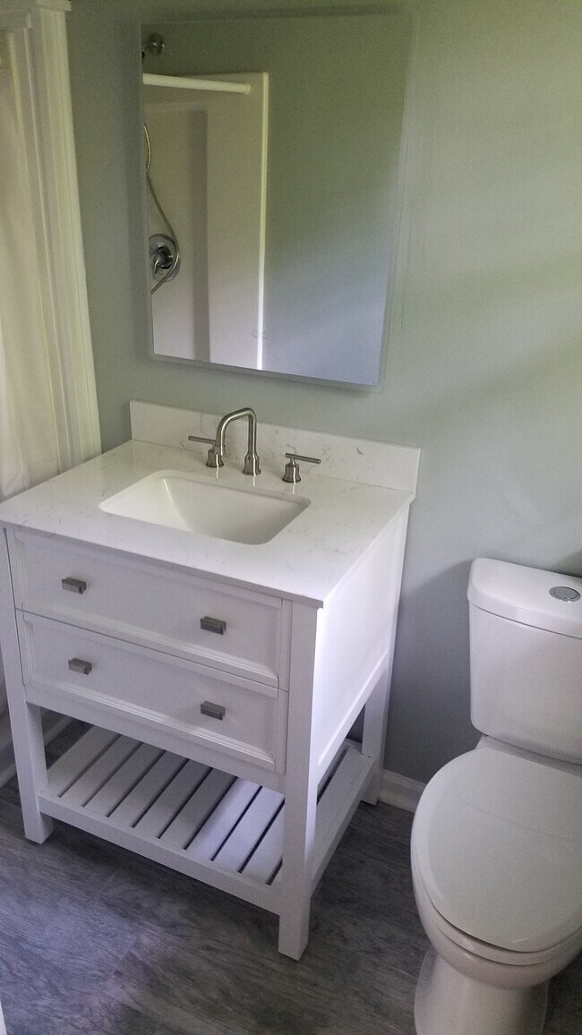 Building Photo - 414 Sharon Dr