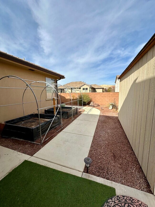 Building Photo - Short term lease! Beautiful Furnished St. George Home!!