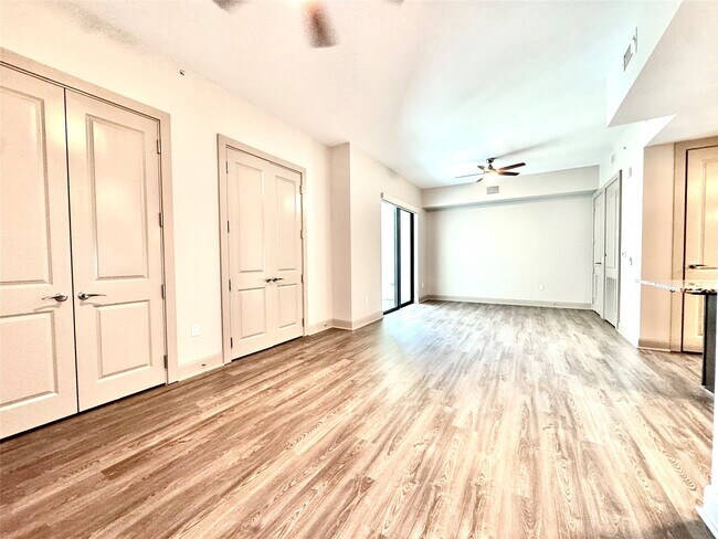 Building Photo - 9787 Katy Fwy