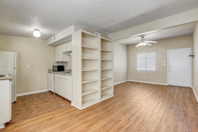 Building Photo - 2408 Longview St
