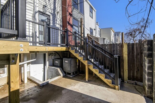 Building Photo - Columbia Heights Apartment | 1 Bed | 1 Bath | 450 Sf