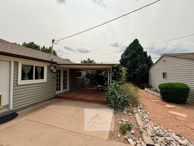 Building Photo - 2140 Robin Dr