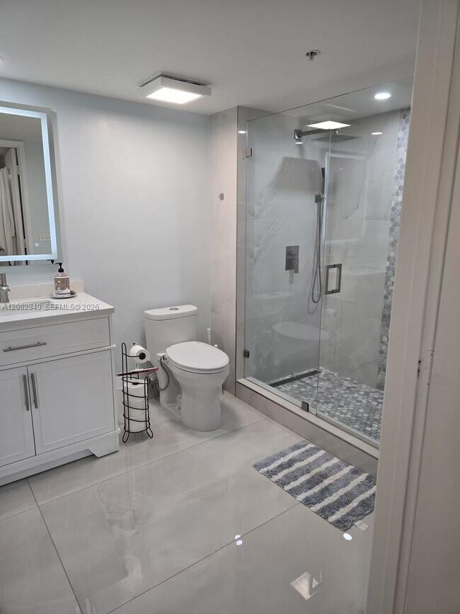 Building Photo - 520 SE 5 Ave