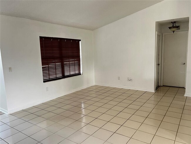 Building Photo - 304 Oak Ln Track