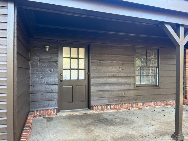Building Photo - **AVAILABLE NOW**3 bedroom / 2 bathroom Ho...