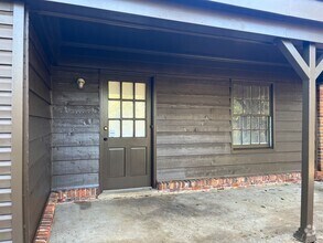 Building Photo - **ON HOLD**3 bedroom / 2 bathroom Home for...