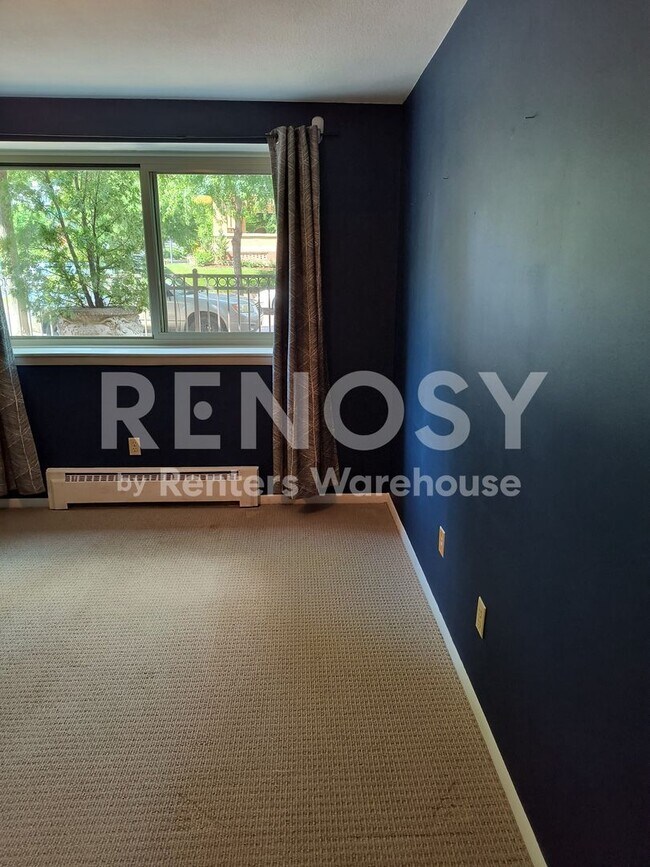 Building Photo - Available June 10th 2 Bedroom 1 Bath Condo in Minneapolis
