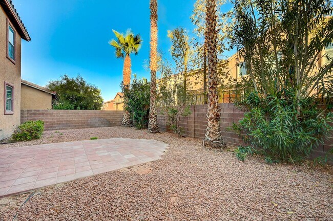 Building Photo - Stunning 4 Bed 2.5 Bath!