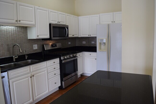 Building Photo - 857 Stuarts Dr