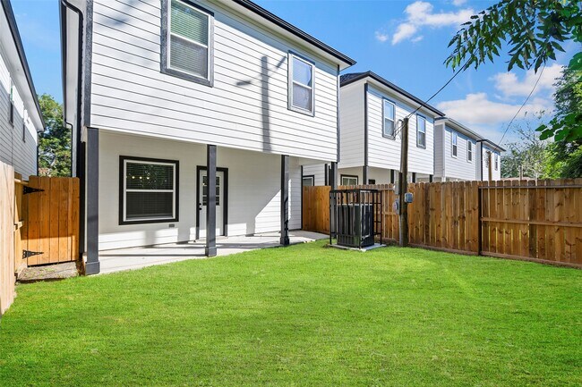 Building Photo - 1071 St Clair St