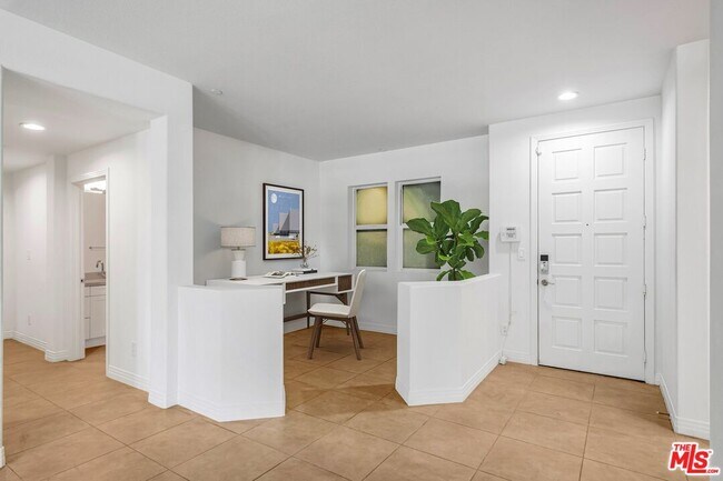 Building Photo - 7100 Playa Vista Dr