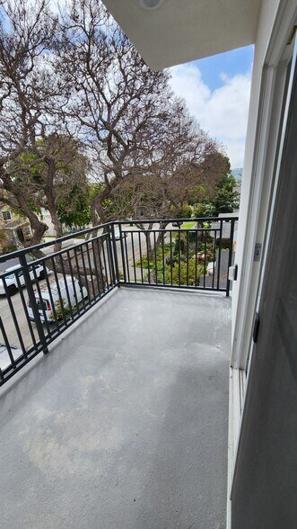 Building Photo - 2637 S Cochran Ave