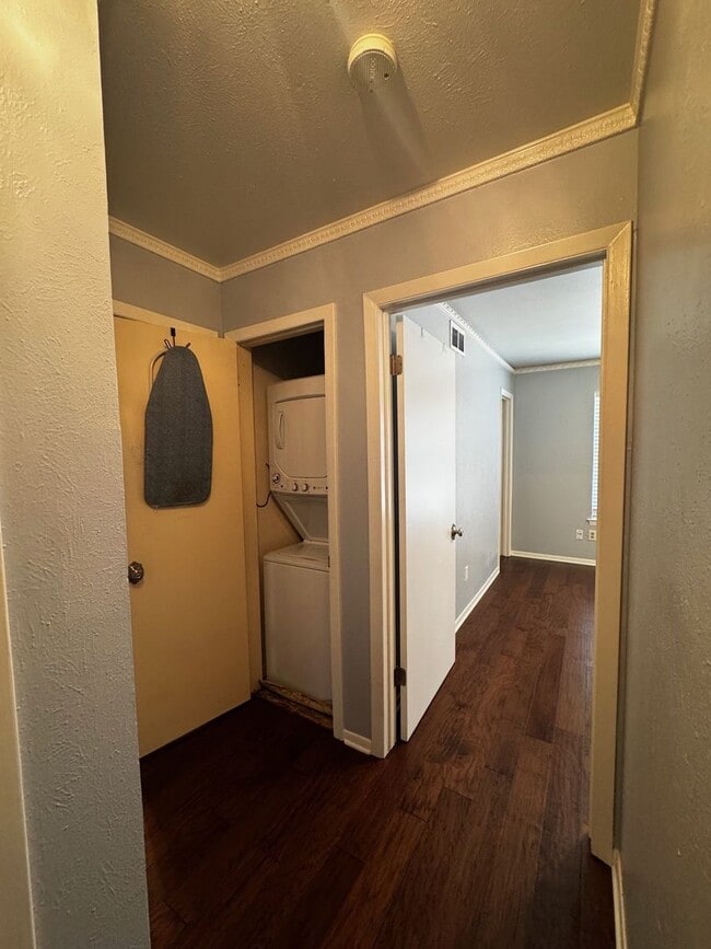 Building Photo - Cozy 2 bedroom 2 bath corner unit