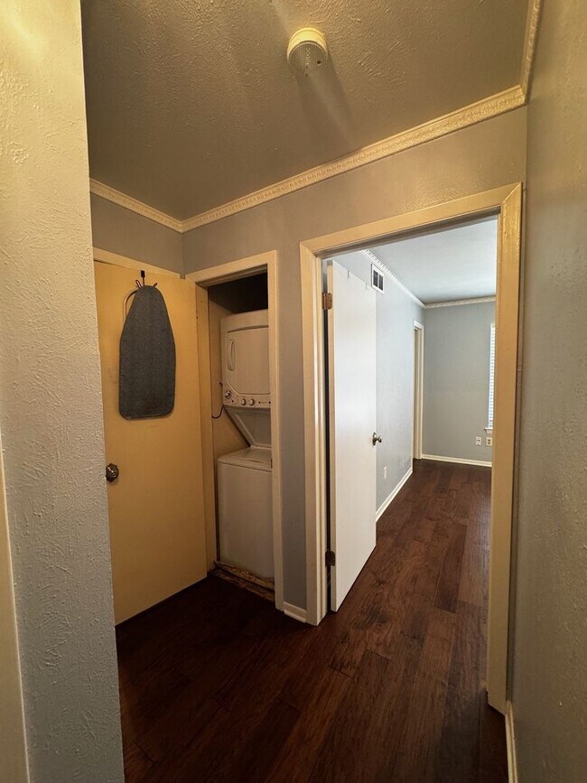 Building Photo - Spring Semester Discount! 2 Br/Bth Corner Unit