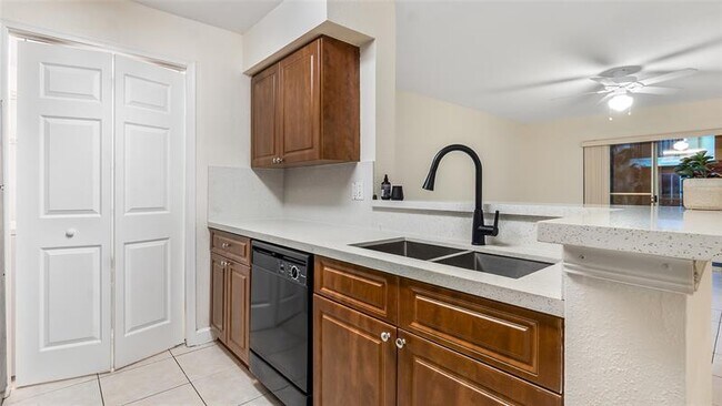 Building Photo - 875 Riverside Dr