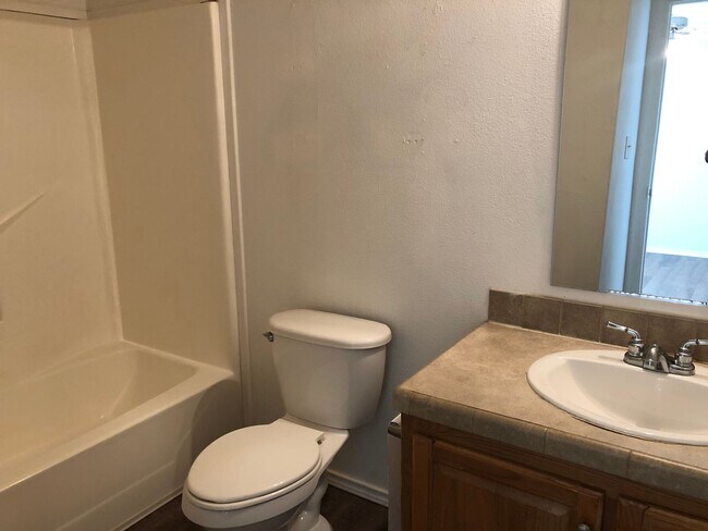 Building Photo - 115 Varsity Dr
