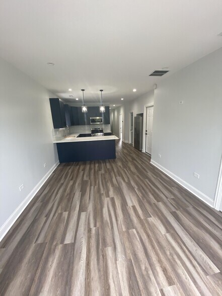 Building Photo - 3840 W Diversey Ave