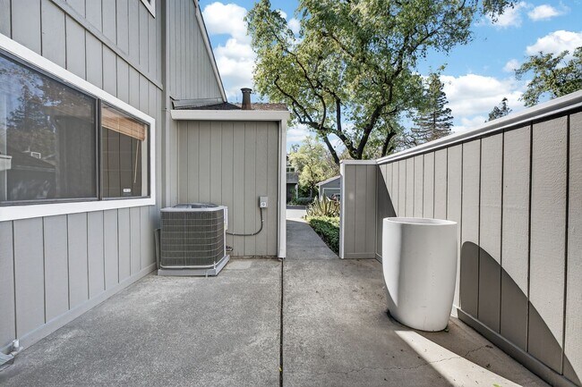 Building Photo - Newly Renovated 3/2.5 bath End-Unit Townhome with Vaulted Ceilings – Minutes to I-680 & Downtown!