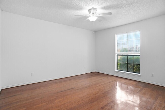 Building Photo - 1329 Mackie Dr