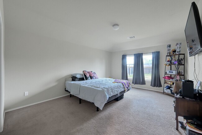 Building Photo - 15127 Willow Tree Ln