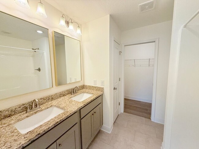 Building Photo - Beautiful Craftsman-Style Home - Open Layout