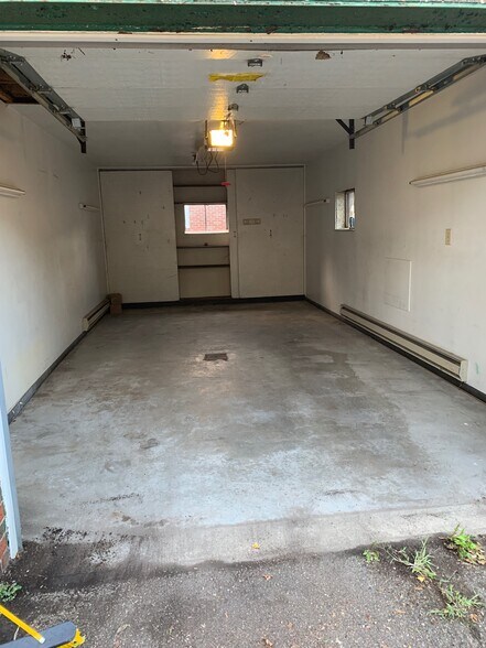Garage - 916 Portland St